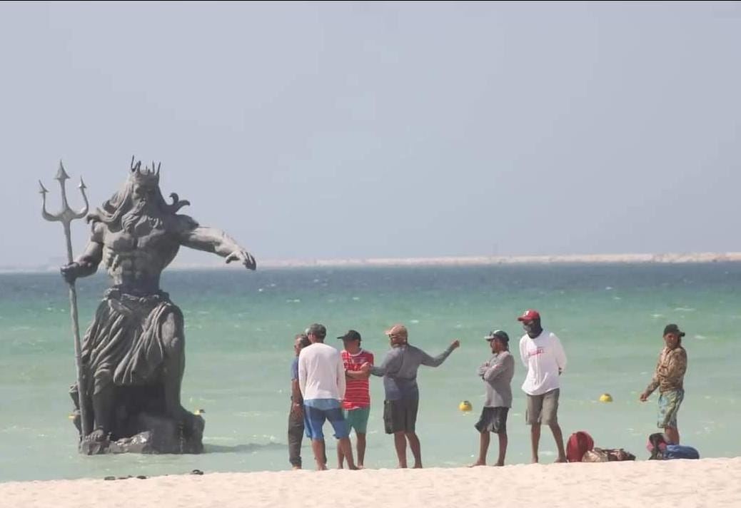 La estatua, de más de tres metros de altura, está ubicada exactamente a la rectitud de la “cancha rosa” o también llamada “Poseidón”.