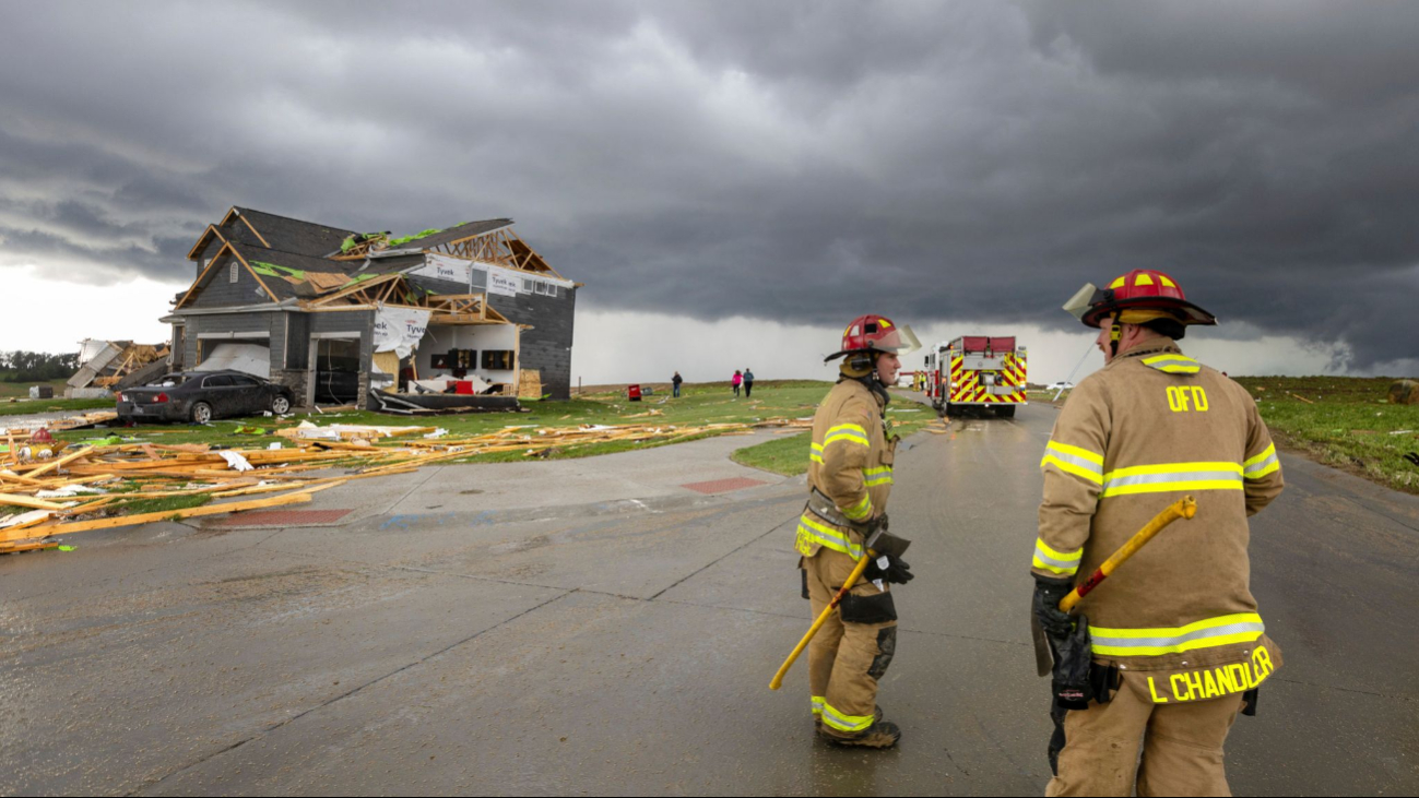 Centro comercial en Nebraska es destruido por paso de tornado