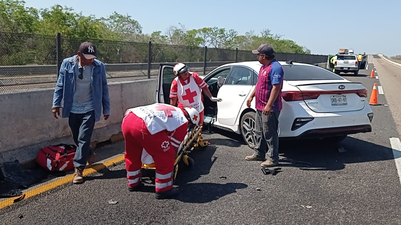 Paramédicos de la Cruz Roja Mexicana auxiliaron a la lesionada