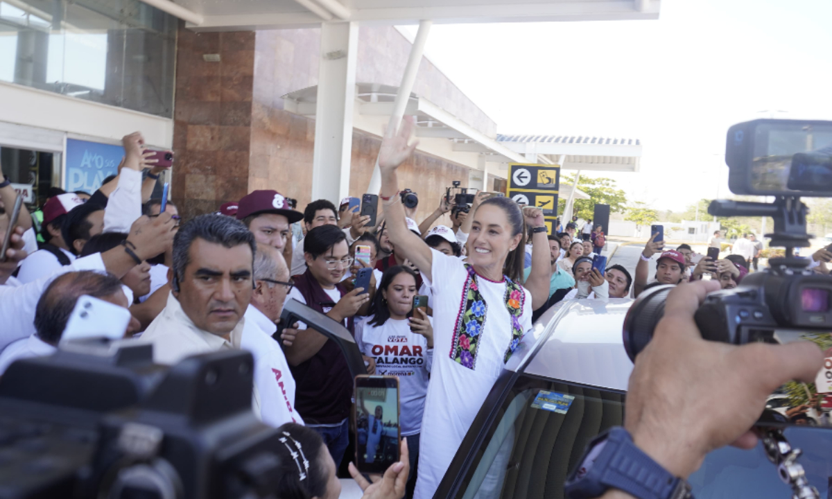 Claudia Sheinbaum llega a Campeche; fue recibida por decenas de morenistas