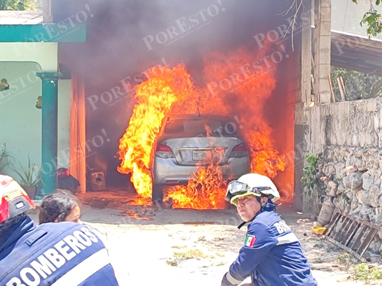 Fuego consume un auto dentro de un taller en Tizimín