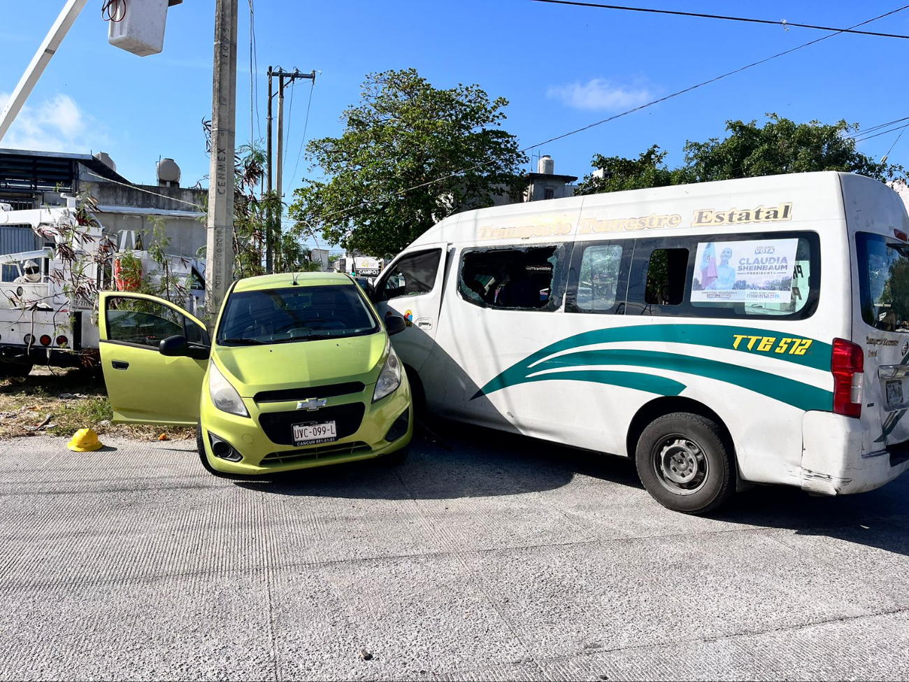 Choque entre una combi y un auto en Cancún deja ocho lesionados