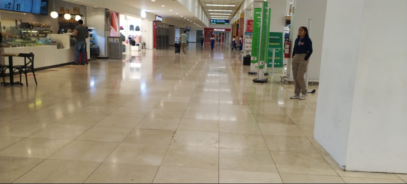 Los pasillos del aeropuerto de Mérida lucieron vacíos este jueves