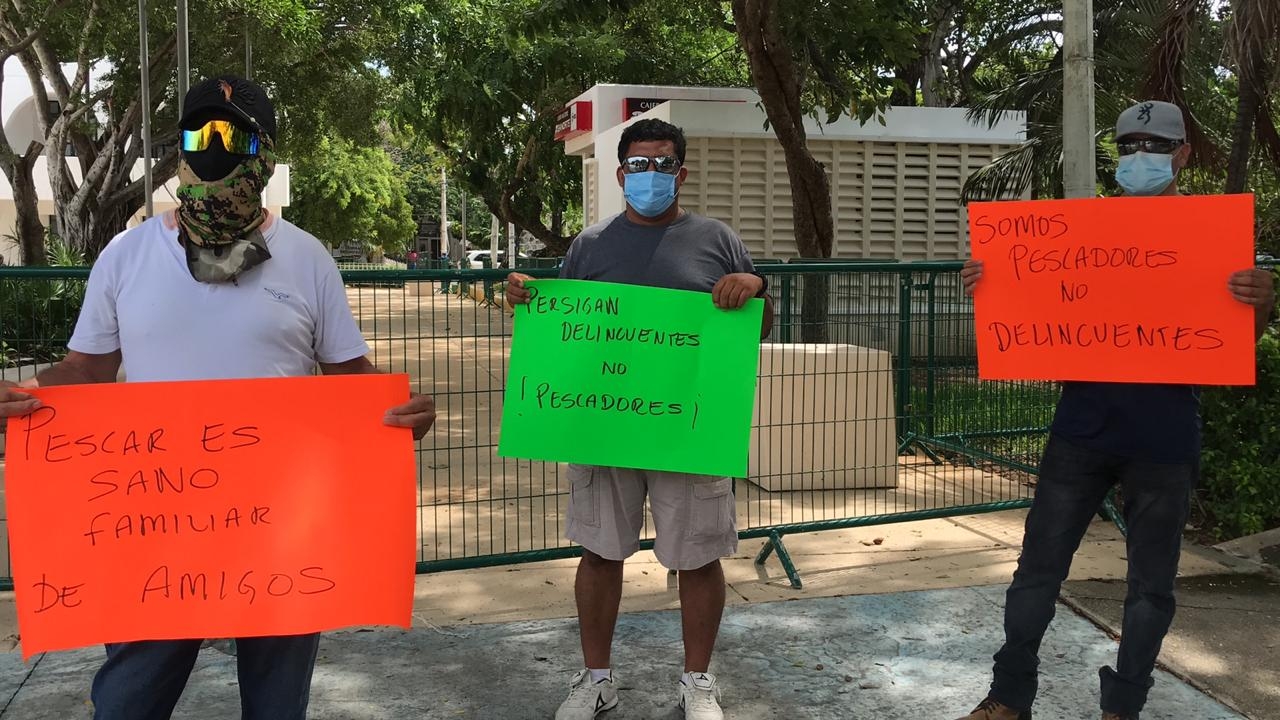 Pescadores protestan por la detención de tres compañeros en Cancún