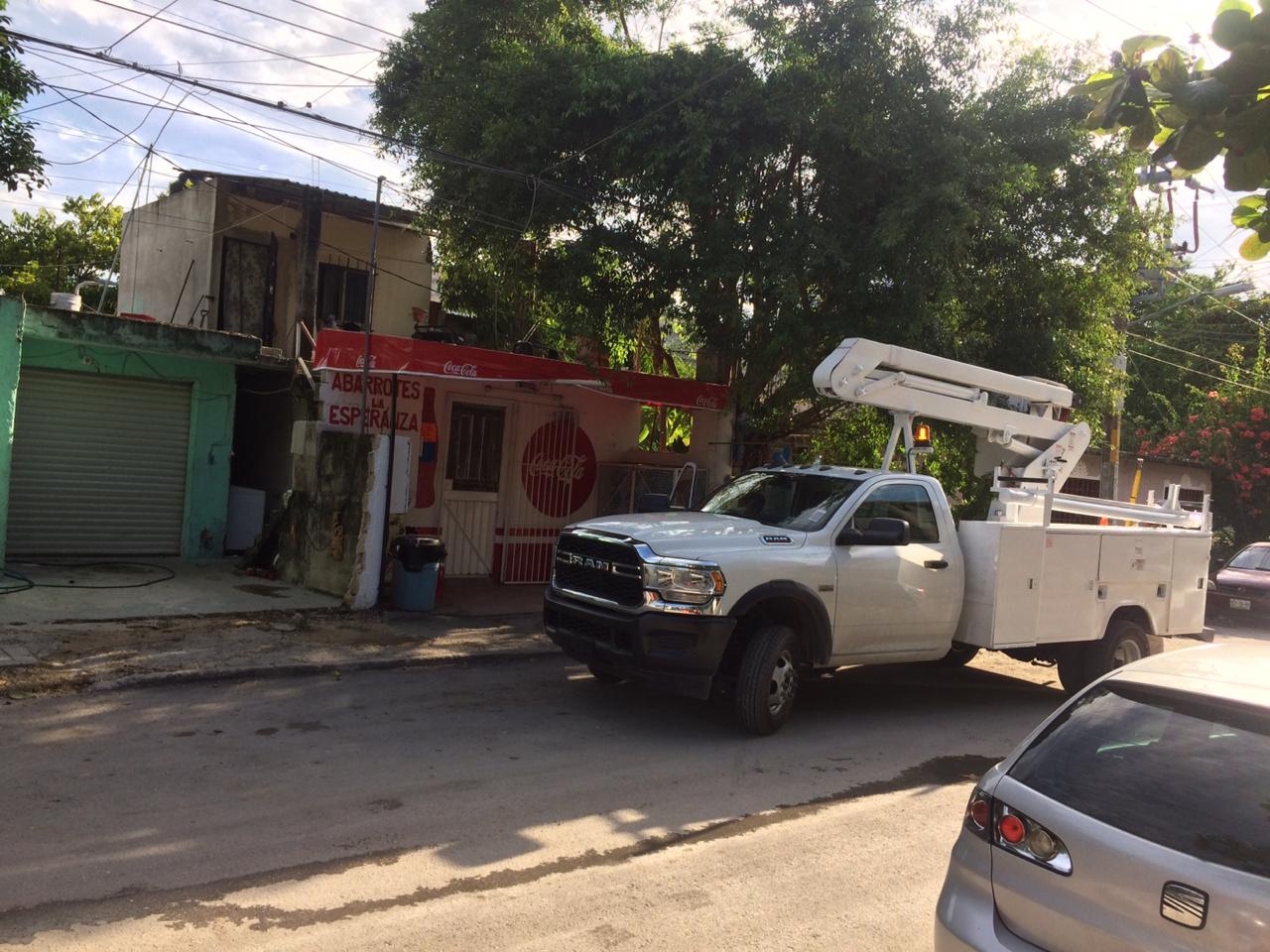 Joven se electrocuta y cae de una altura de tres metros en la Región 96 en Cancún