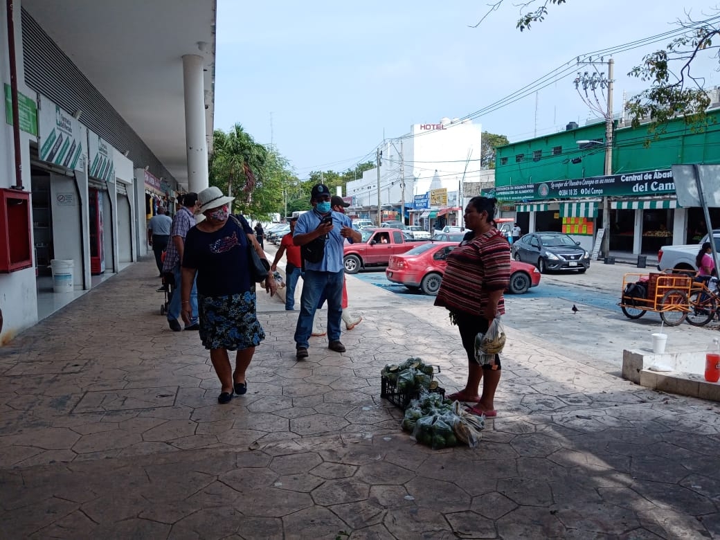 Presencia de ambulantes causa queja entre locatarios en Ciudad del Carmen