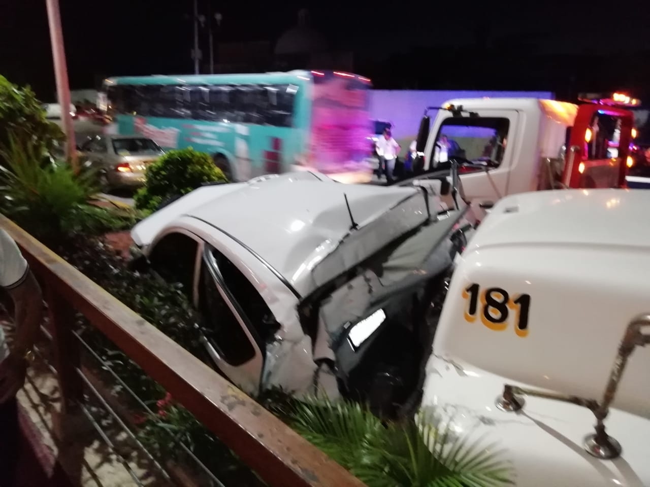 Pipa choca contra taxi y deja tres heridos en Cancún