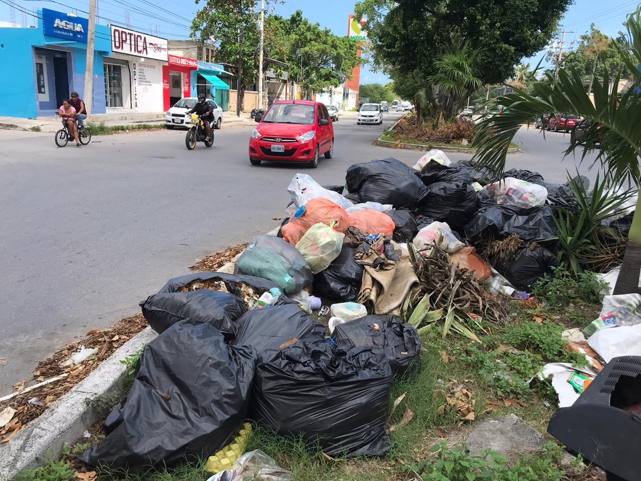Montañas de basura en las calles, a 15 días del paso de Delta en Cancún