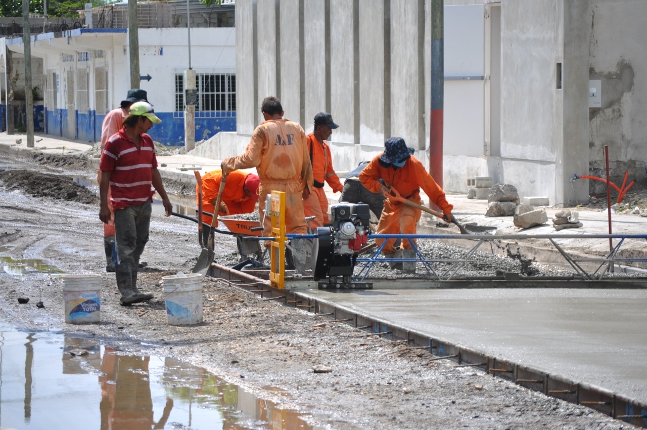 Entre lodo y charcos, colocan concreto hidráulico en Ciudad del Carmen