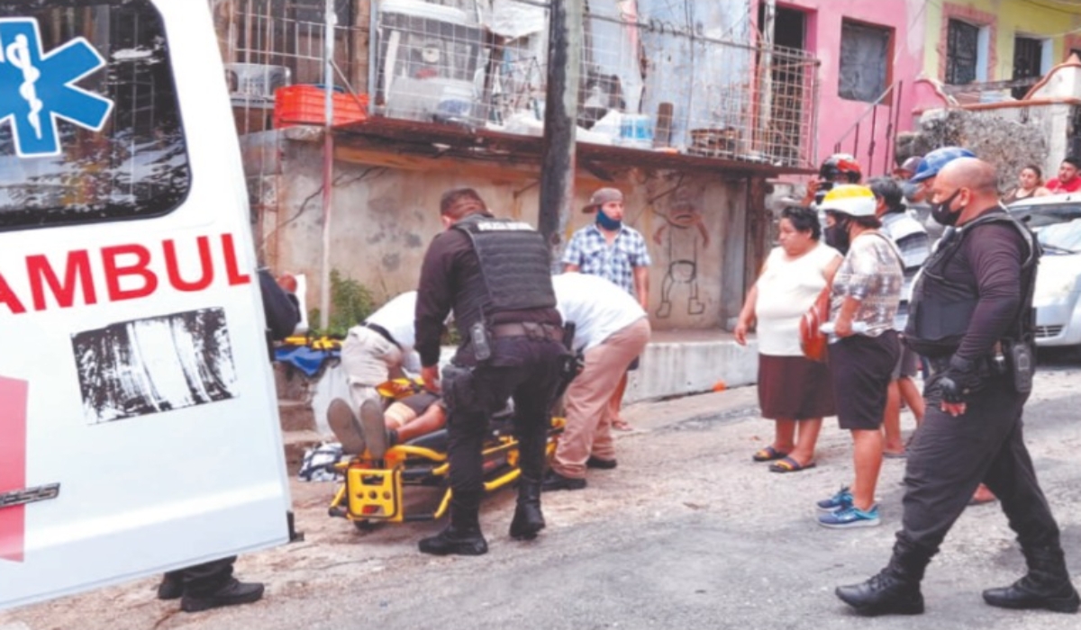 Adulto mayor recibe descarga eléctrica y cae al pavimento en Campeche
