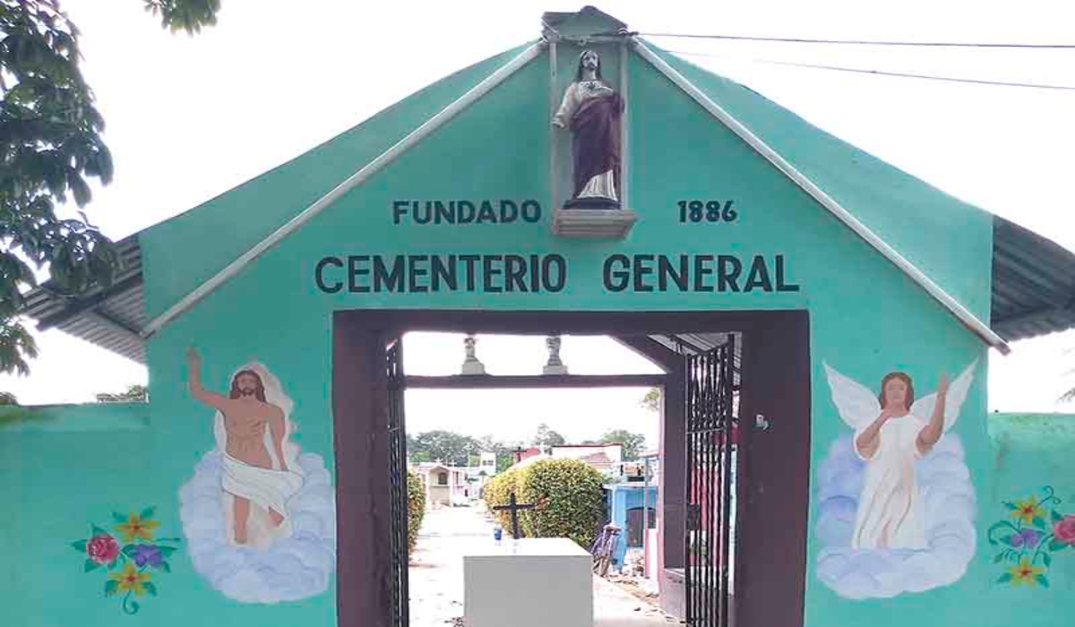 Habitantes de Chocholá acuden al cementerio para limpiar las tumbas