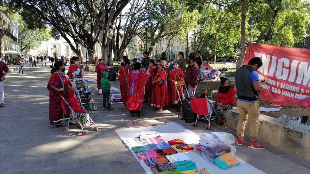 Mujeres triquis se defendieron con palos frente a policías municipales de Oaxaca (VIDEO)