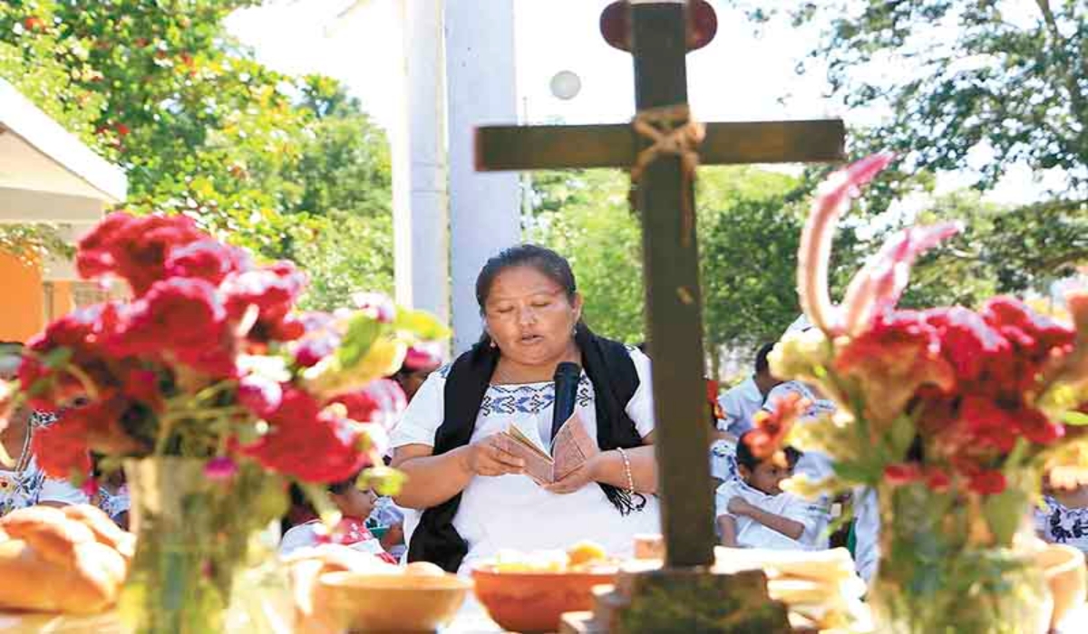 Del 31 de octubre al 30 de noviembre, las ánimas reciben el permiso para visitar a sus familiares. Fotos: Carlos Ek Uc.