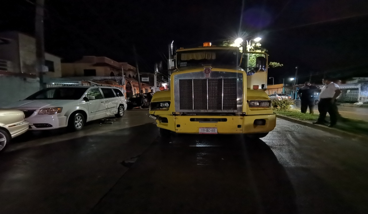 Tráiler se queda sin frenos y choca contra una camioneta estacionada en Ciudad del Carmen
