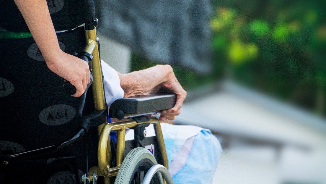 Mujer acude al banco con anciano muerto en silla de ruedas para cobrar su pensión