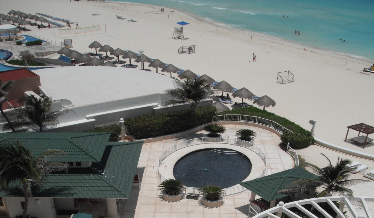 Turista fallece al caer del octavo piso en el Hotel Sandos de Cancún