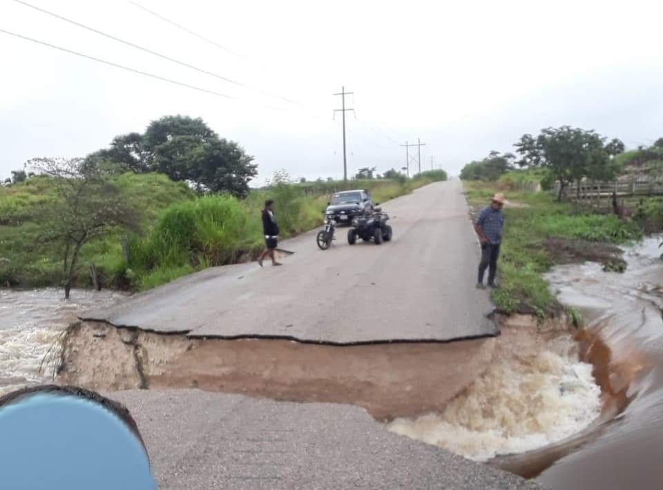 Carretera de Bacalar se rompe debido a las intensas lluvias