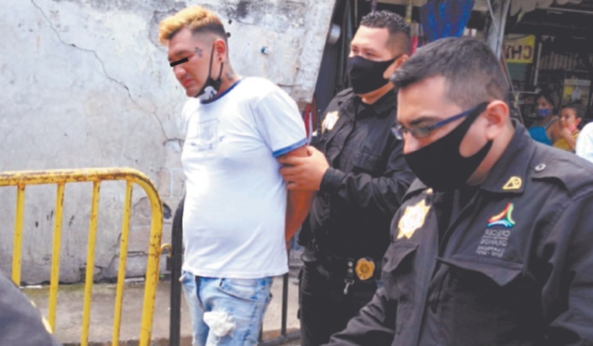 Al revisarlo le encontraron un bolso de dama que fue sustraído horas antes en el Barrio de Santa Ana. Foto: Dismar Herrera.