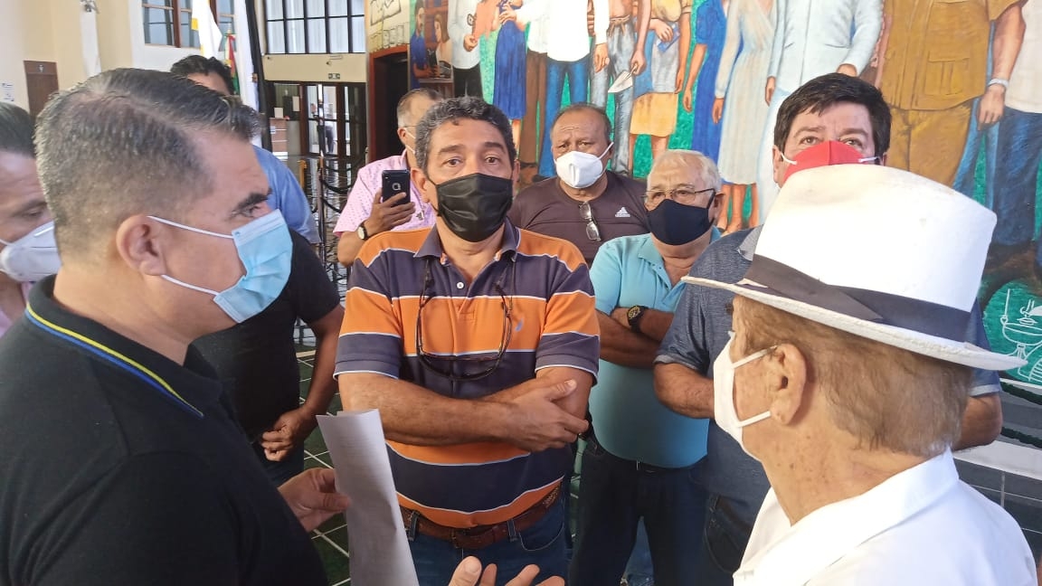 Ciudadanos protestan frente al Congreso del Estado en Quintana Roo