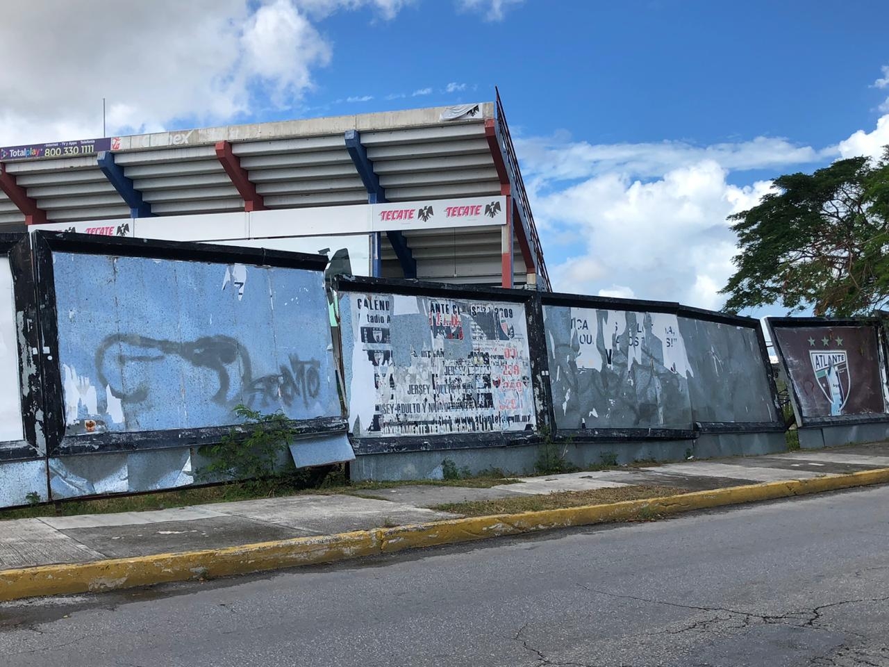Barda metálica a punto de caerse en el estadio 'Andrés Quintana Roo' en Cancún