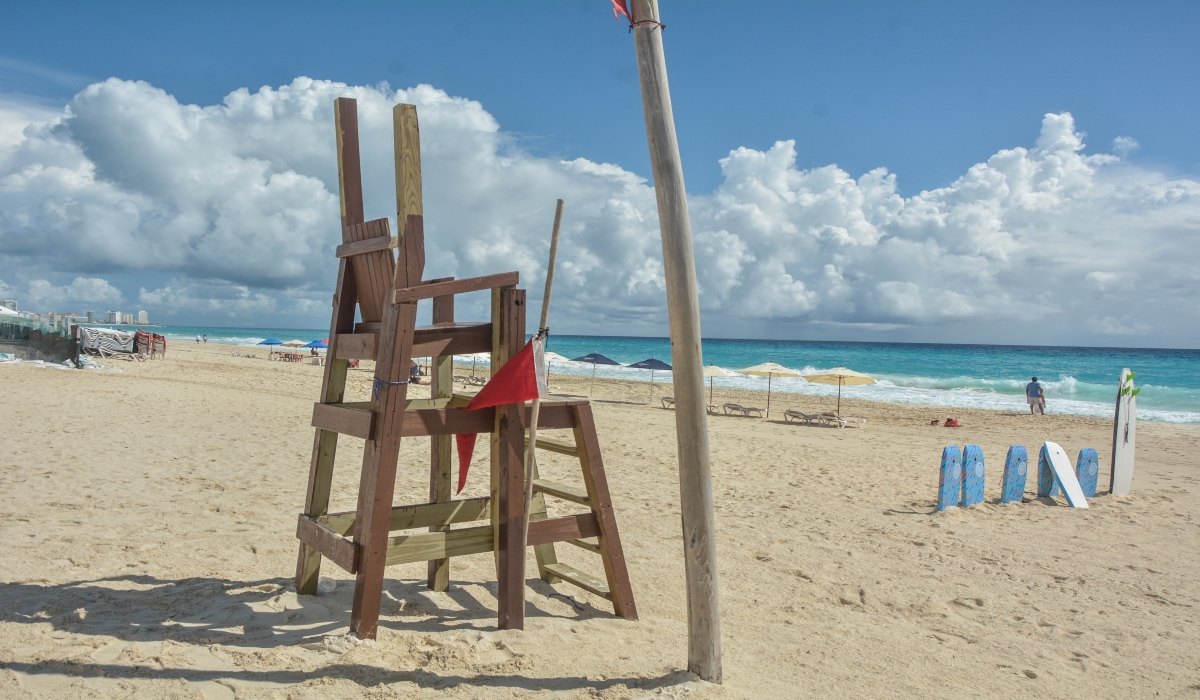 Playas de Cancún continúan cerradas por afectaciones a las torres de guardavidas