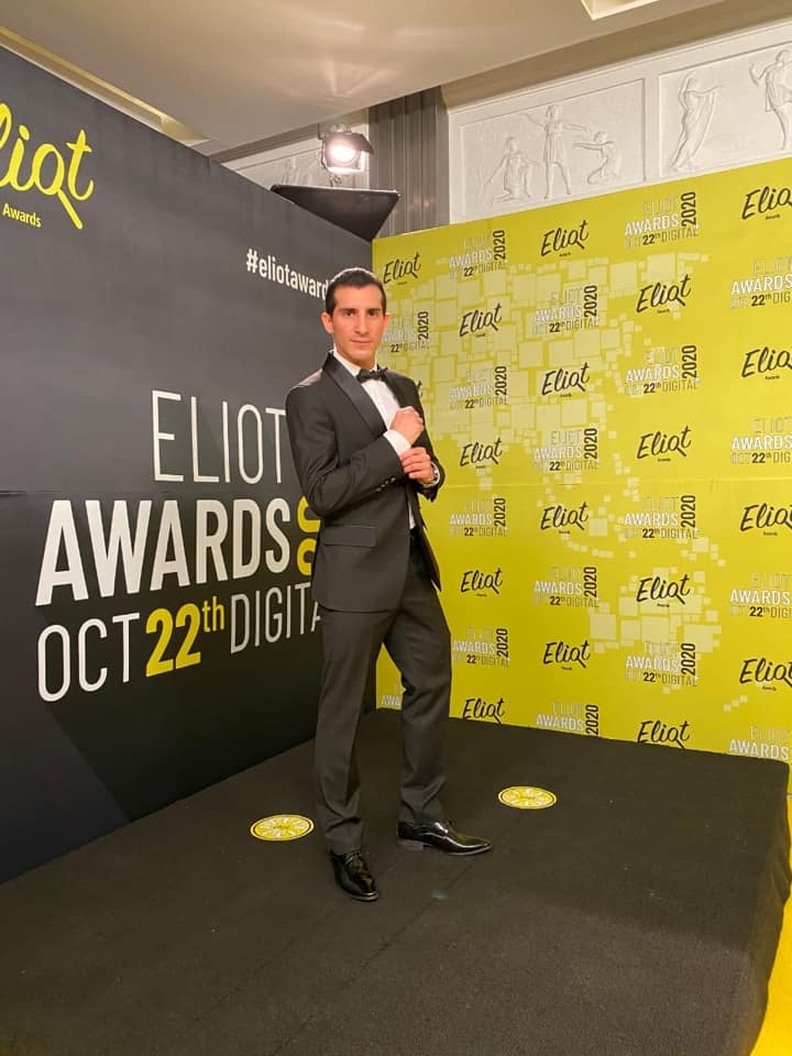 Rommel Pacheco pasea por la alfombra amarilla de los Eliot Awards 2020