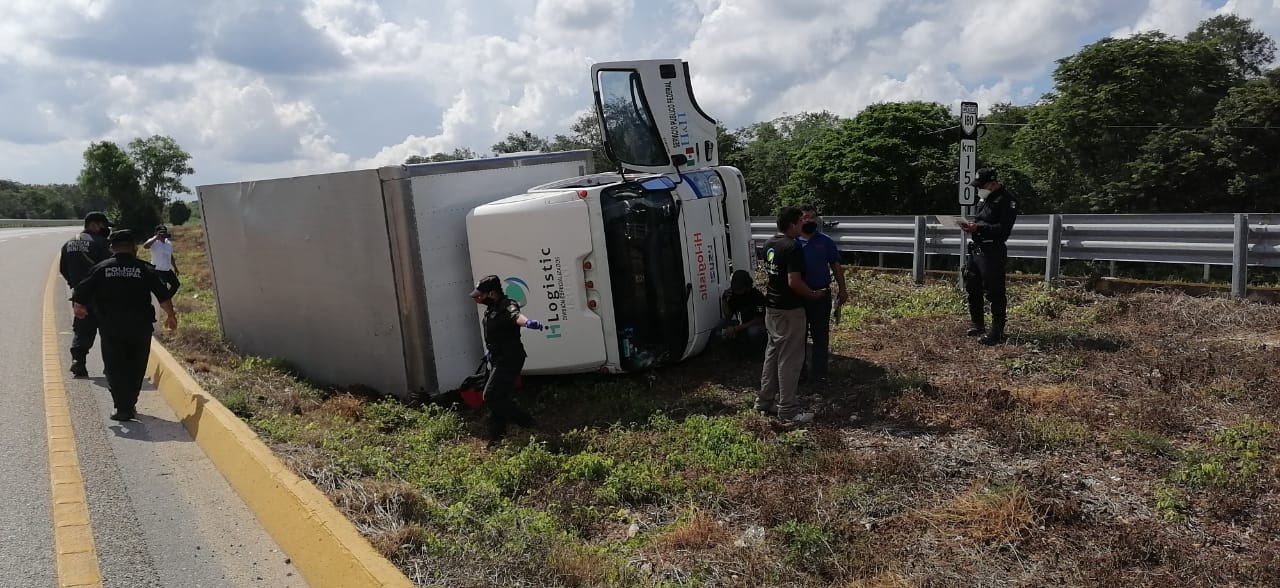 Vuelca camión en la carretera Mérida-Campeche
