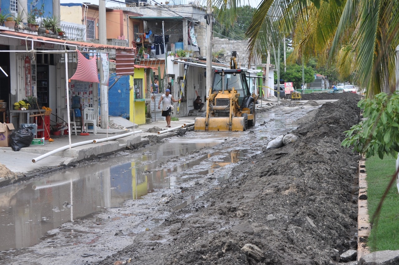 Entre queja vecinal, inician pavimentación en avenida Puerto de Campeche