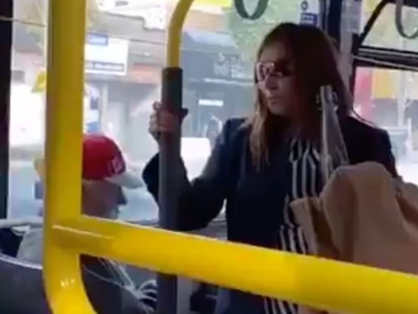 Mujer escupe sobre joven porque éste le reclamó no llevar cubrebocas, él respondió así (VIDEO)