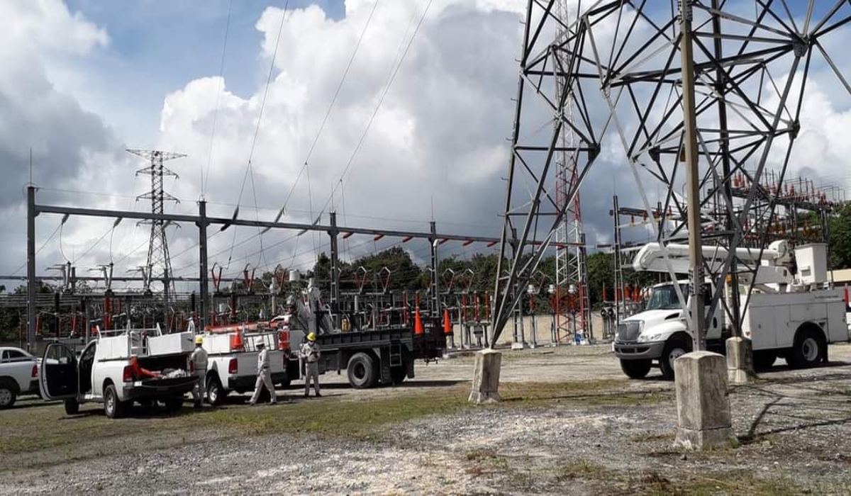 Hombre intenta tirarse de una torre de alta tensión de la CFE en Vergel IV en Mérida