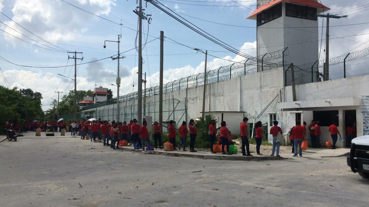 La decisión generó largas filas afuera del penal al ser día de visita. Foto: Rafael García