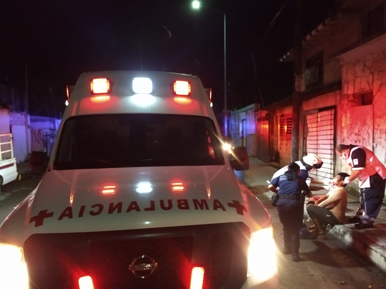 Al lugar llegaron paramédicos de la Cruz Roja quienes valoraron las heridas. Foto: Jazmín Rodríguez