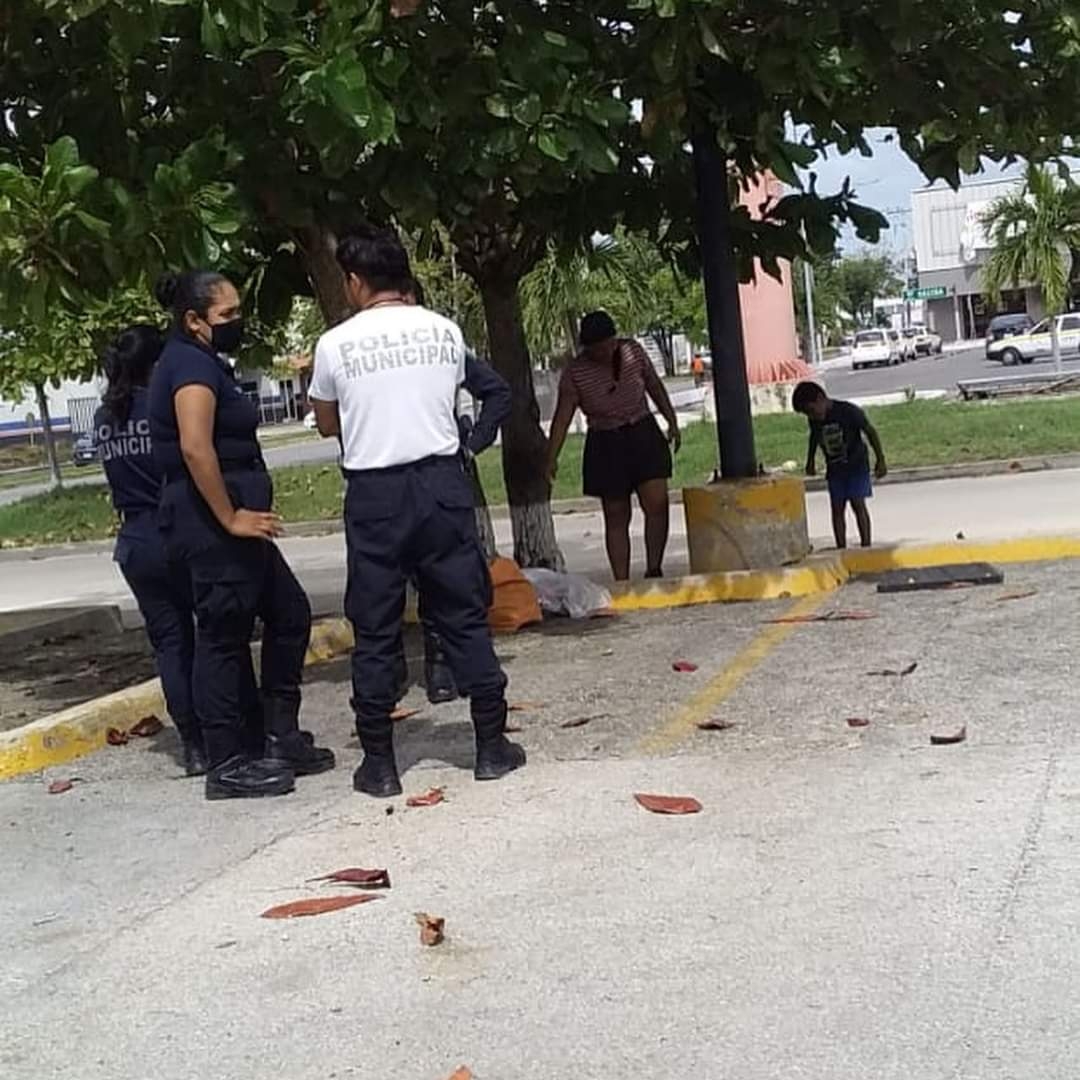 Policía Municipal auxilia a madre e hijo que dormían en el estacionamiento de una tienda en Chetumal