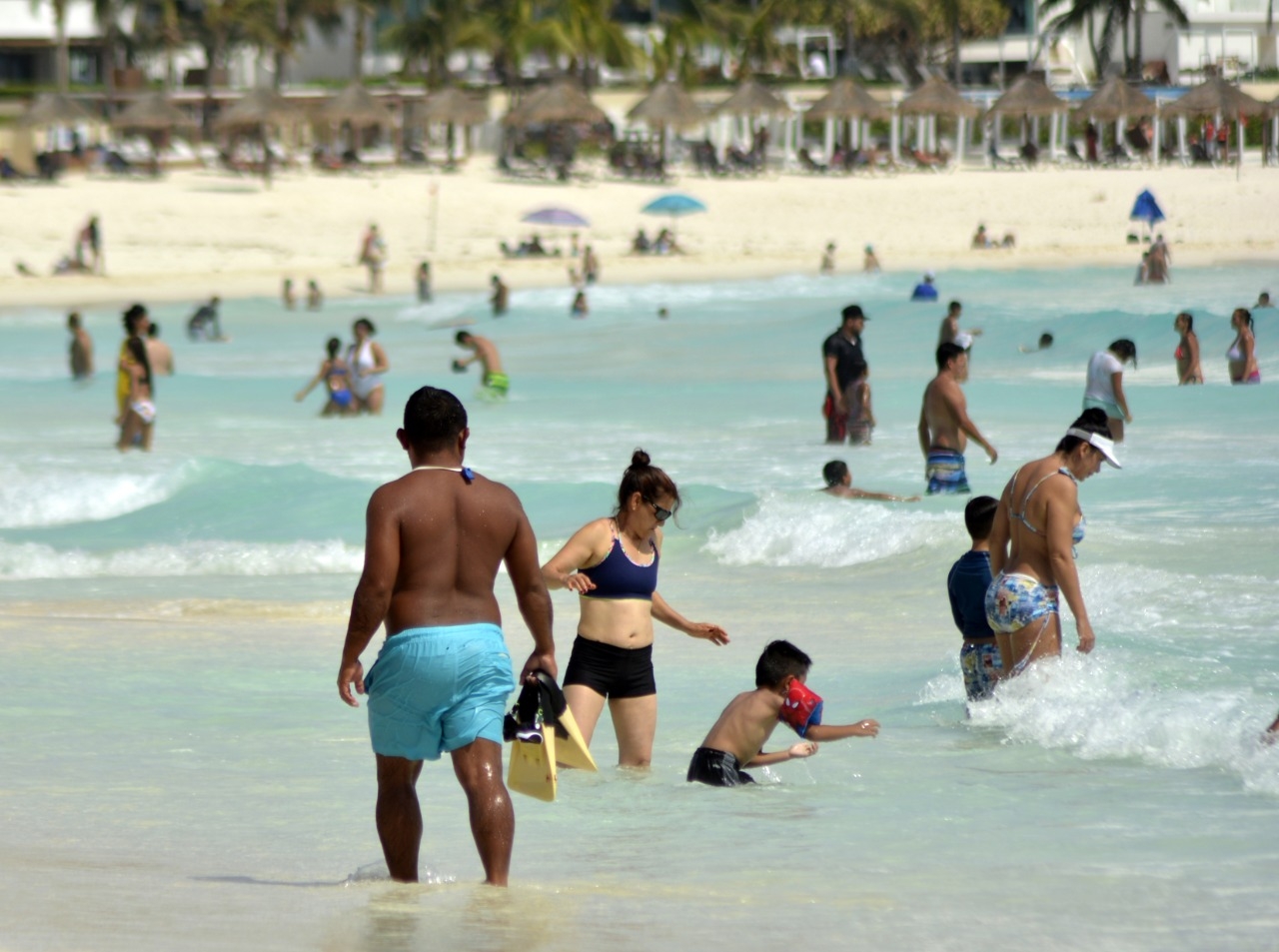Playas de Cancún son visitadas por turistas pese a Tormenta Tropical Zeta