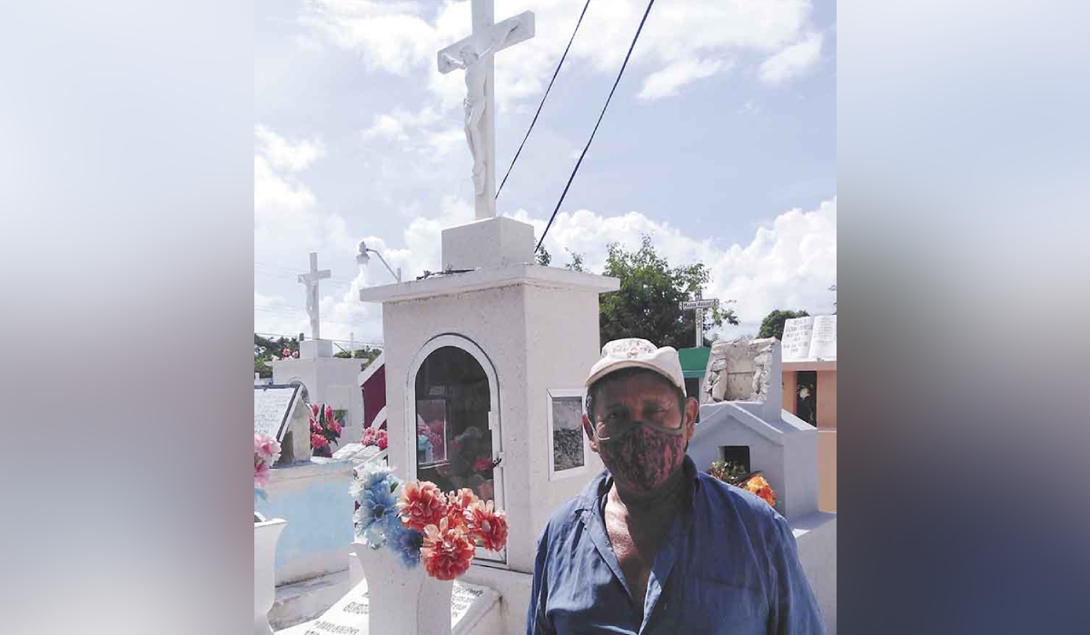 Julio Uh Can señala que en vísperas del Día de Muertos solicitan su trabajo para darle mantenimiento a las tumbas. Foto: Concepción Noh.
