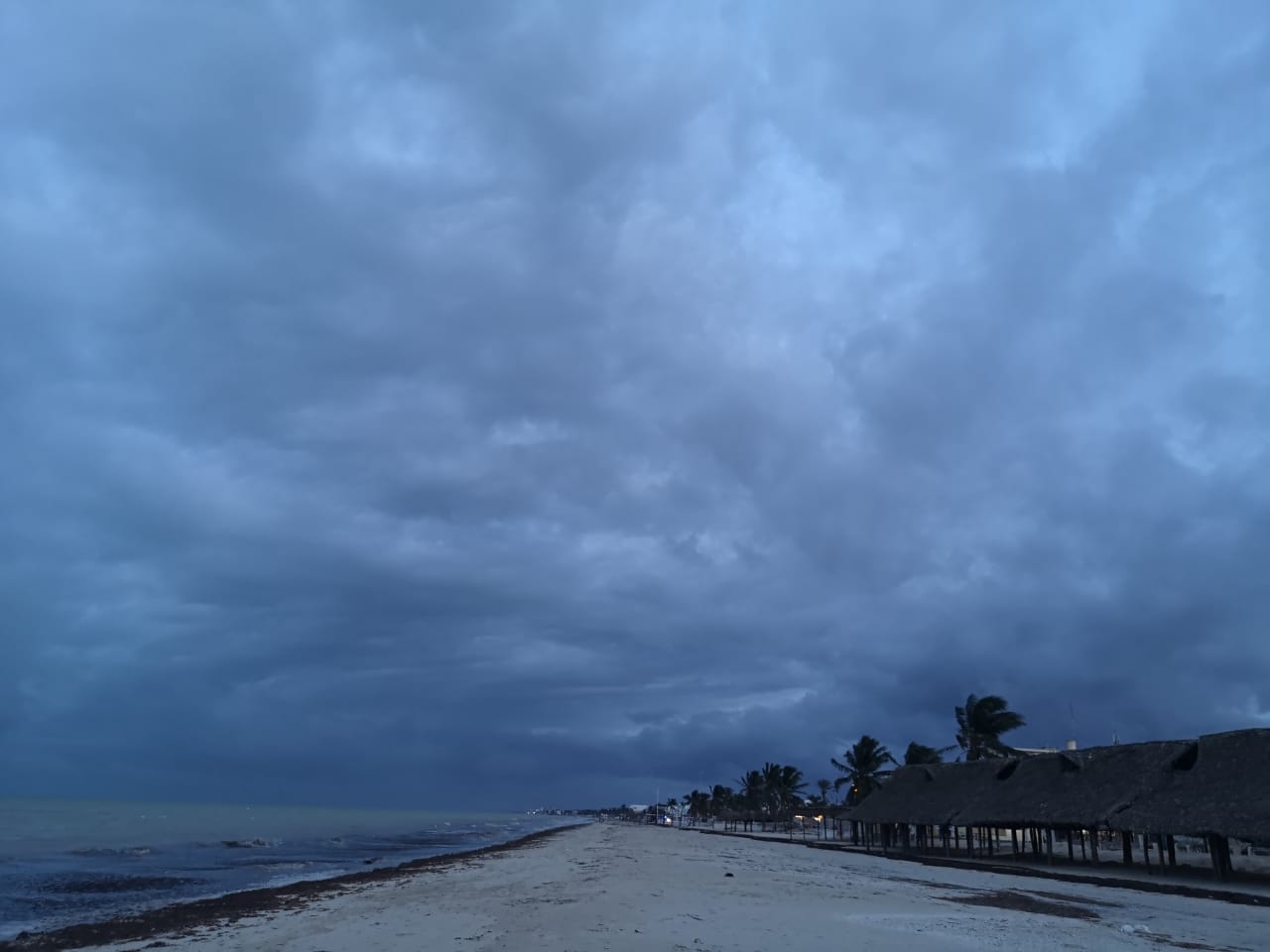 Evacuarán la zona costera de Yucatán, ante inminente paso de Zeta