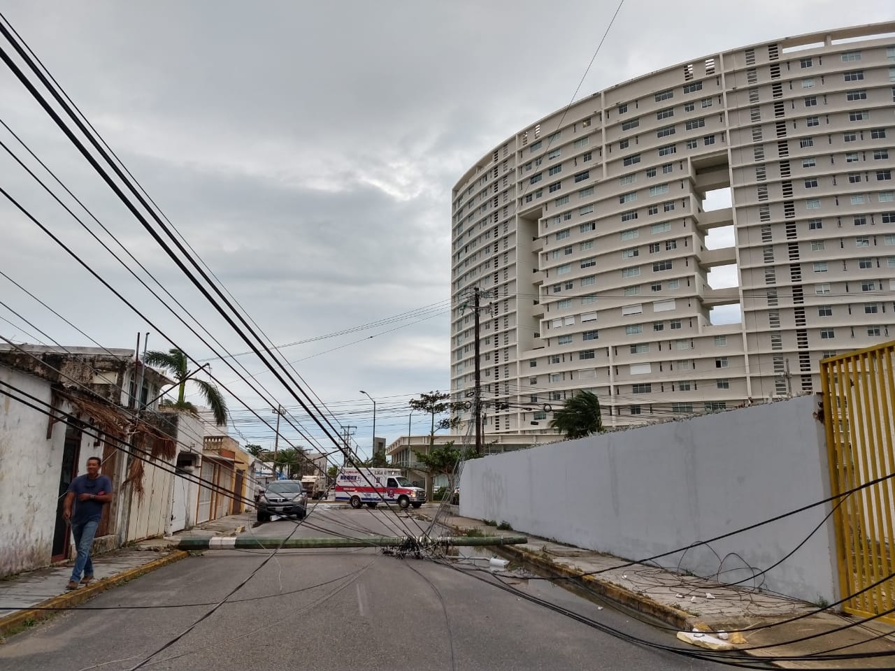 Zeta dejó a 300 mil usuarios de Quintana Roo sin energía eléctrica