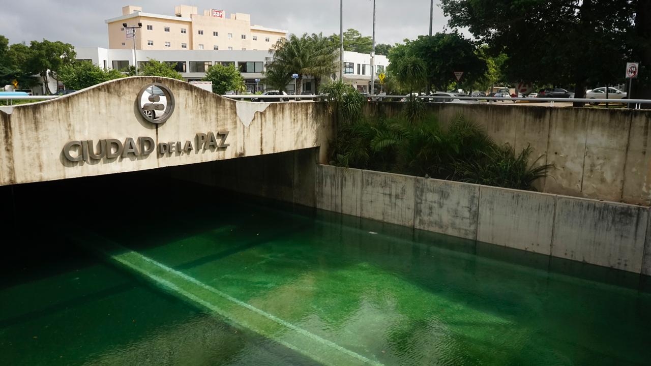 El agua alcanzó los dos metros de altura, y el color cambió de azul a un verde turquesa. Foto: Edwin Aguilar