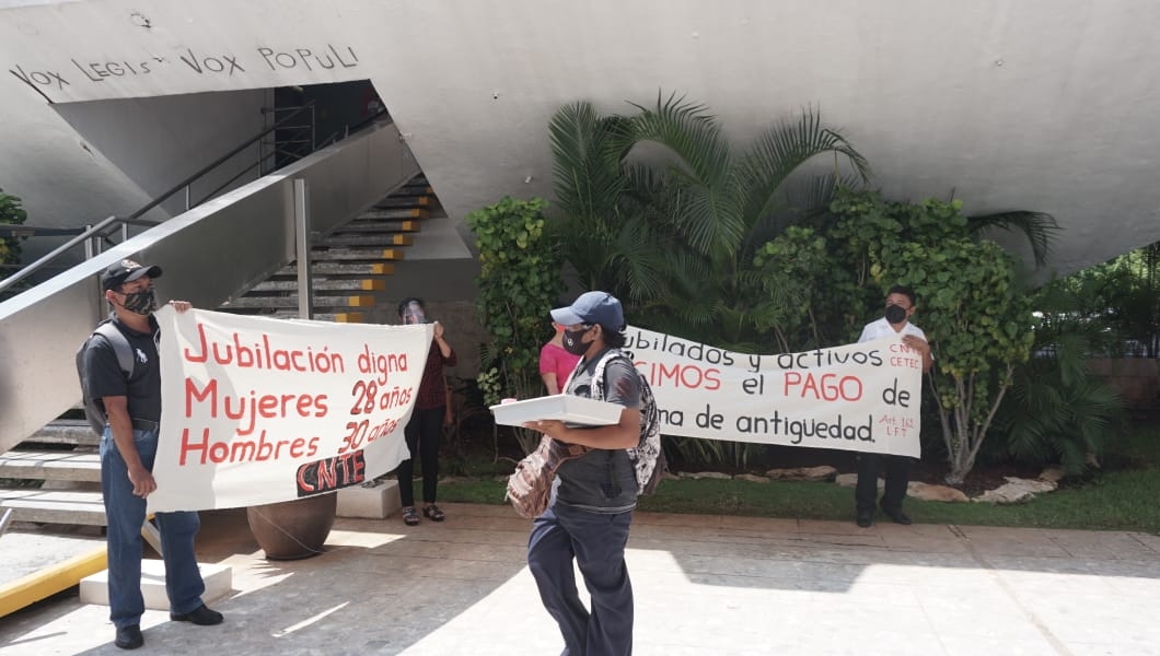 Maestros jubilados protestan en Campeche