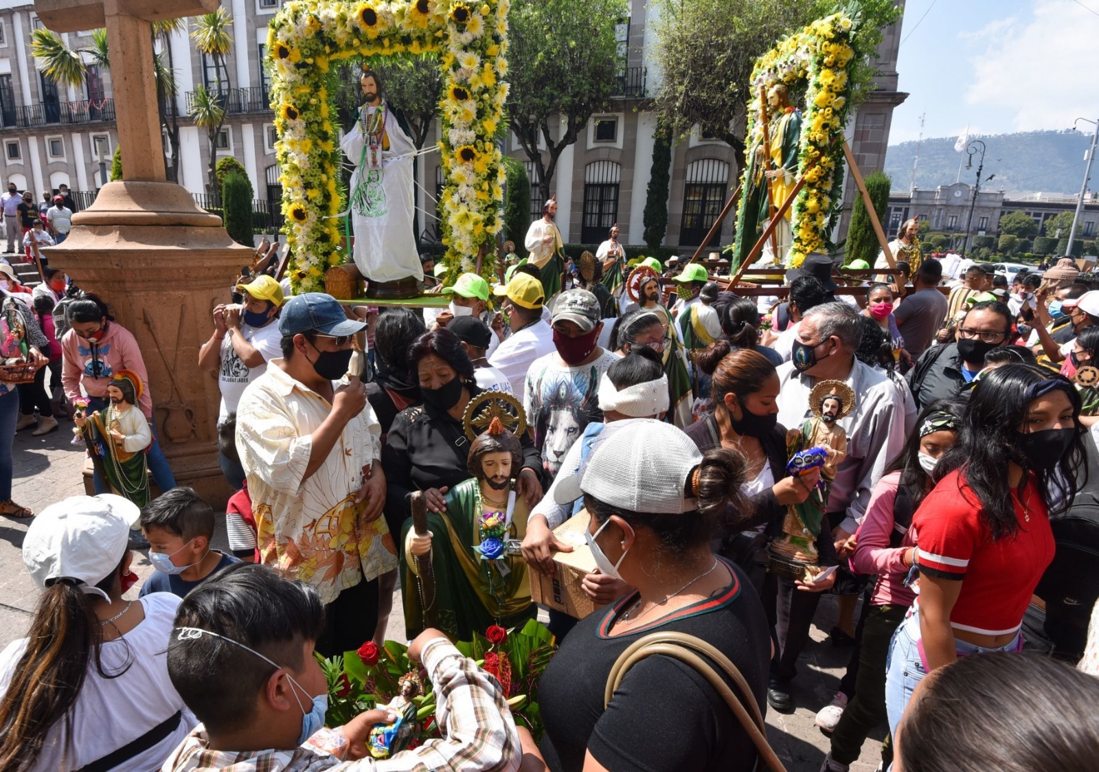 Desde la noche del miércoles miles de fieles llegaron a la iglesia de San Hipólito, en el centro de la Ciudad de México, para venerar a San Judas Tadeo, santo de los asuntos difíciles