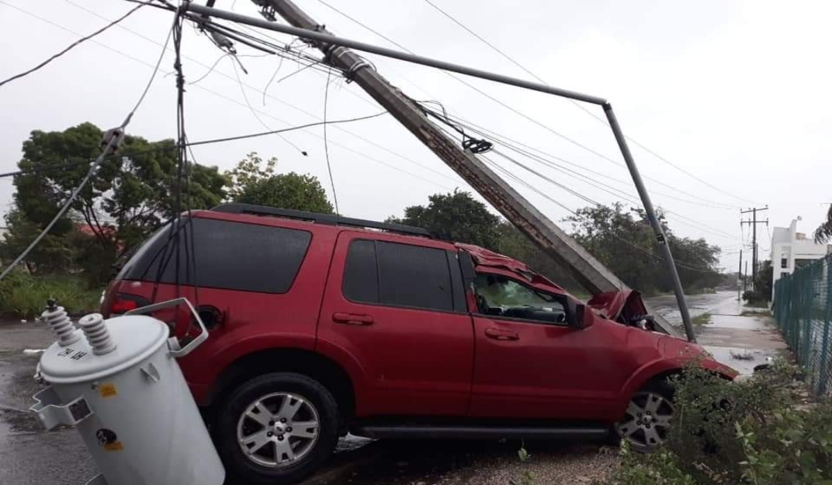 Rescatan a 16 vehículos que quedaron varados por las lluvias en Cancún