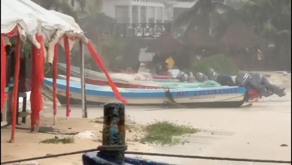 Sacan embarcaciones del mar de Playa de Carmen, por paso de la tormenta Gamma