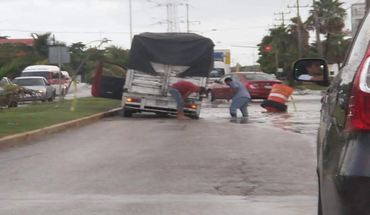 Al menos 13 vehículos resultaron afectados tras caer a un bache en Ciudad del Carmen
