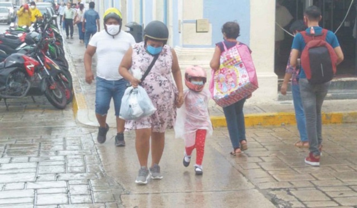 Pese a las lluvias, habitantes de Campeche realizan sus compras para el Hanal Pixán
