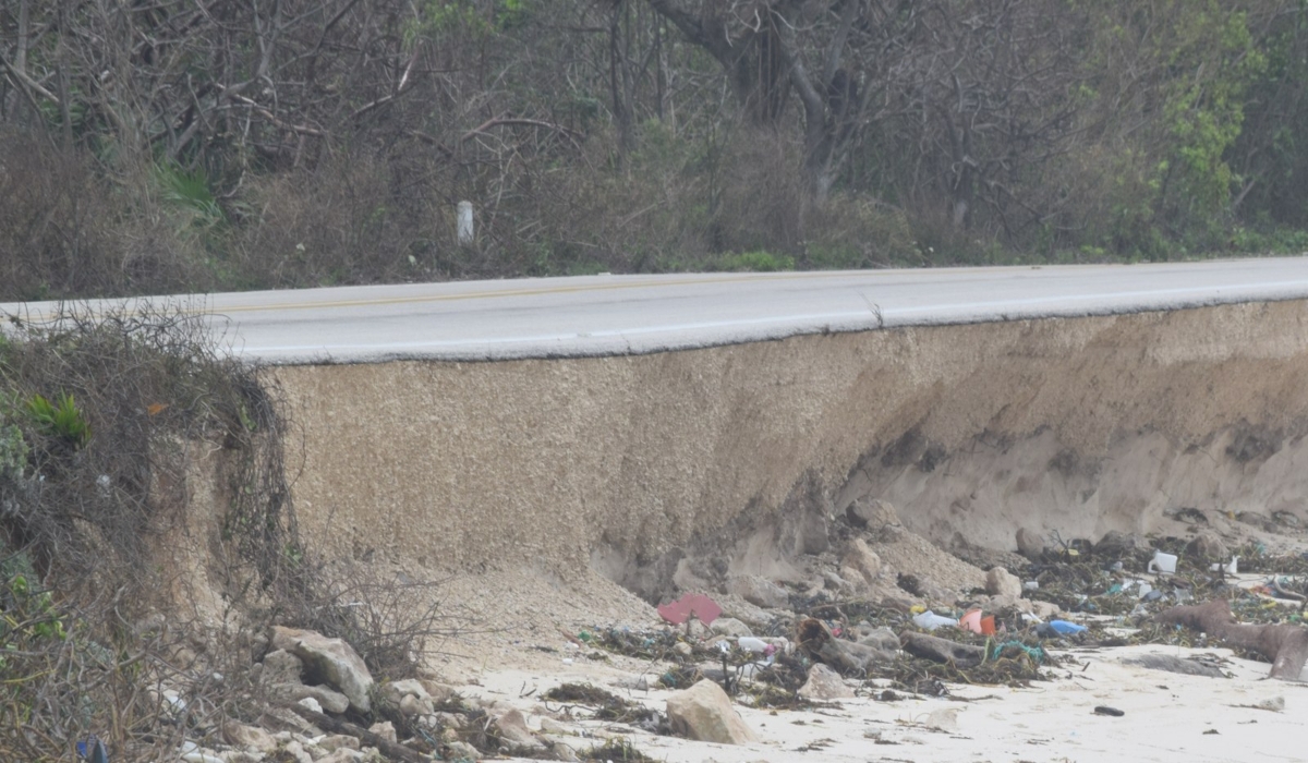 Carretera cercana a Playa Bonita en Cozumel presenta deslave