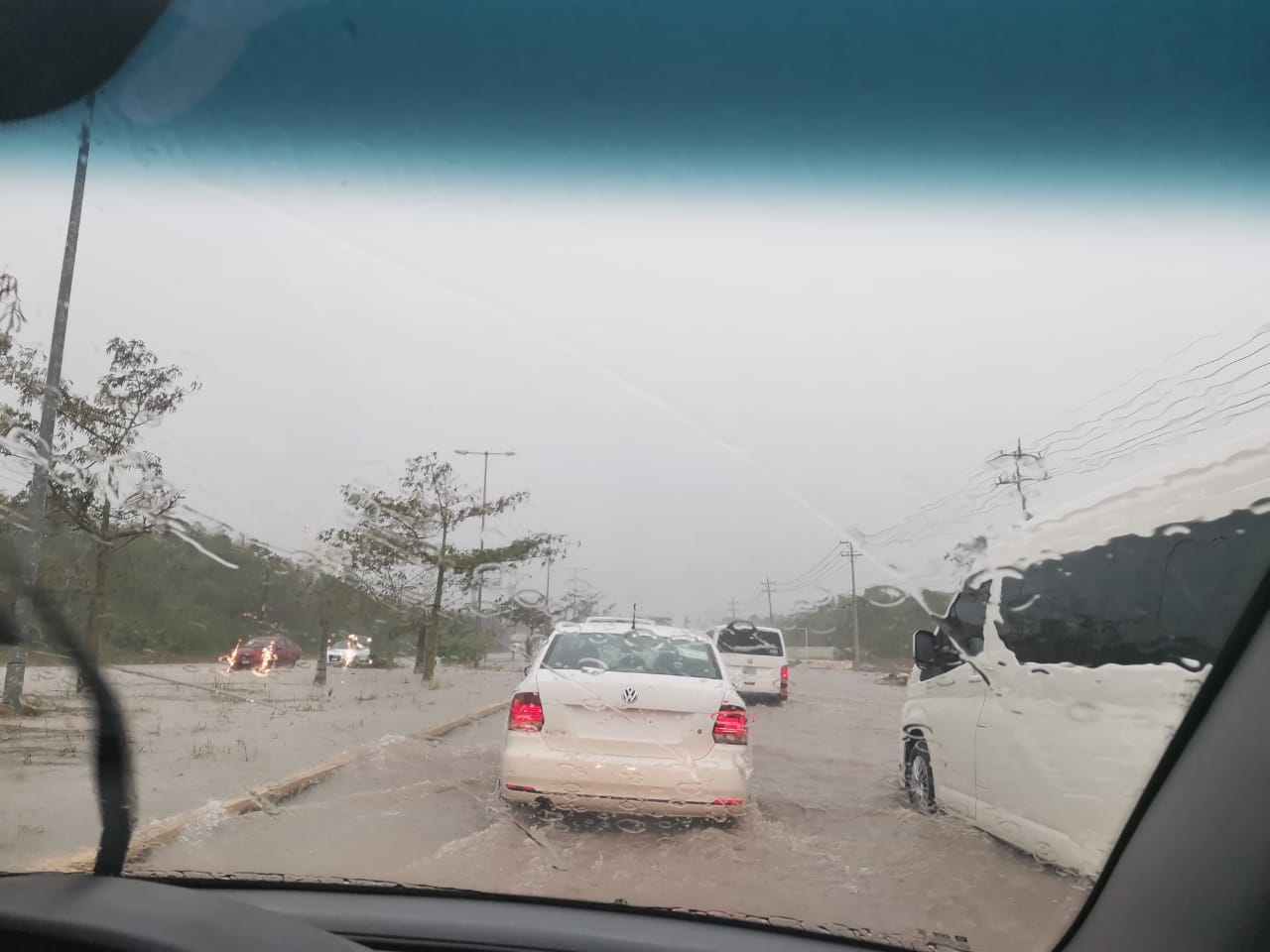 Reportan inundación en la carretera Puerto Morelos-Cancún