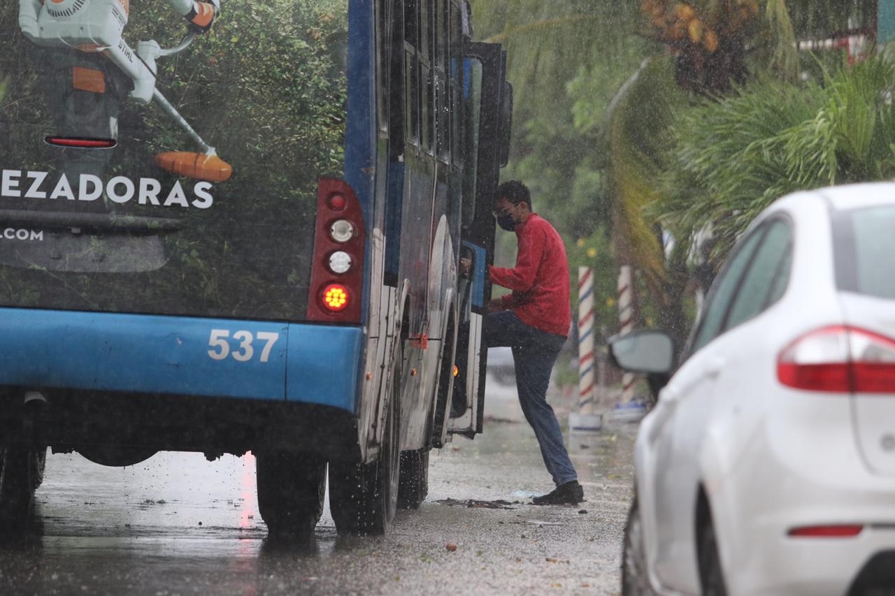 Reportan semáforos dañados por las intensas lluvias en Cancún