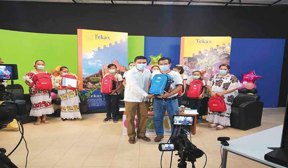 Los alumnos recibieron sus premios en la Universidad Regional del Sur. Foto: Jaime Tun.