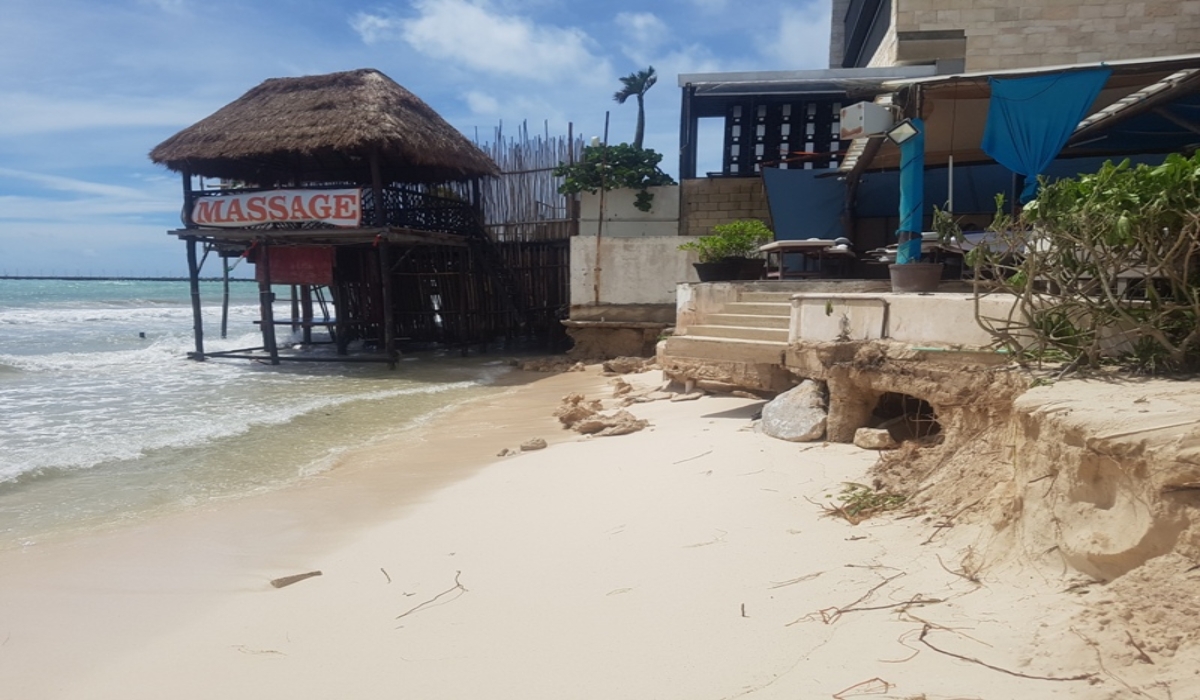 Por el paso del ciclón tropical se acentuó la erosión en playas de Solidaridad. Foto: Víctor Rodríguez.