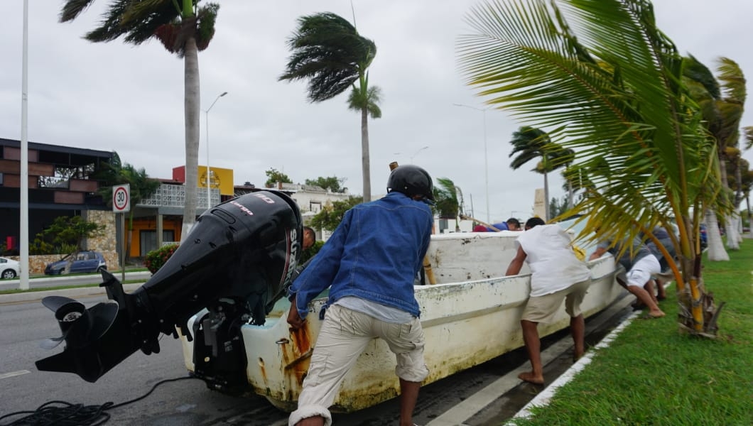 Pescadores aseguran embarcaciones ante posibles inundaciones en Campeche
